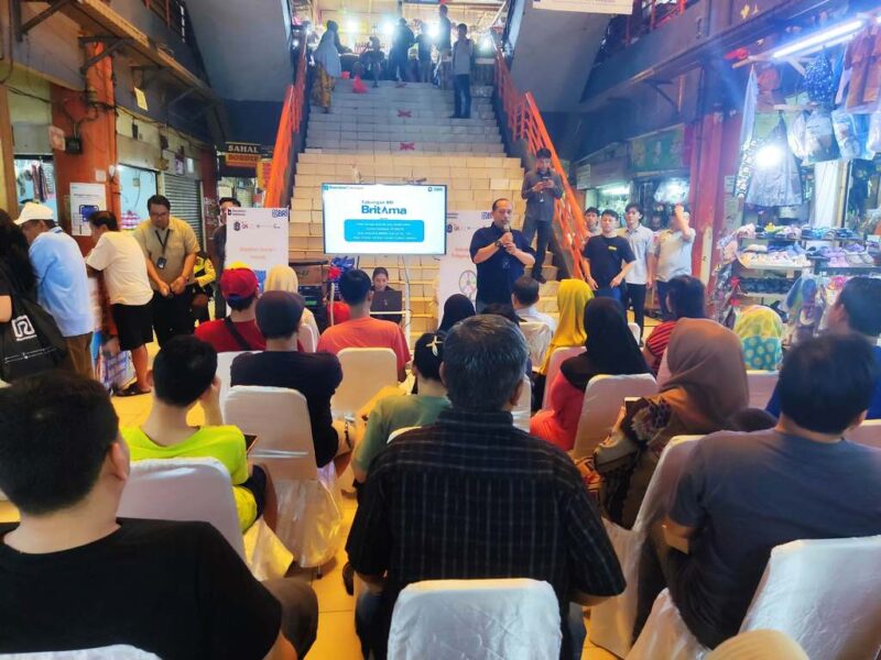 Pemimpin Cabang BRI KC Tanjung Duren Tri Ichsan Nur sedang menyampaikan Sosialisasi kepada padagang Pasar Tomang Barat atau Pasar Kopro