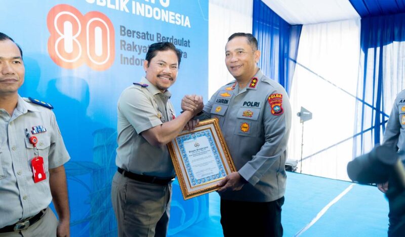 PENGHARGAAN-Kepala Kantor Wilayah Badan Pertanahan Nasional Provinsi Kepulauan Riau, Nurus Sholichin, A.Ptnh., M.M., menerima apresiasi & penghargaan dari Kapolda Kepulauan Riau, Irjen. Pol. Asep Safrudin, S.I.K., M.H. (Foto Ist).