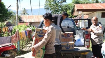 Kabagops Dan Kasatsamapta Terobos Banjir, Salurkan Sembako Dan Cek Kondisi Warga Desa Rerebe dan Desa Palok