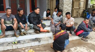 Personel Satintelkam Polres Gayo Lues Terobos Jalan Longsor Lakukan Pengecekan Kondisi Ruas Jalan dari Desa Ketukah menuju Tiga Desa Terdampak