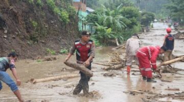 Polres Gayo Lues Evakuasi Warga Desa Palok Terdampak Banjir Bandang