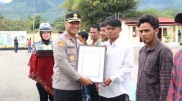 Kapolres Gayo Lues Pimpin Upacara Penyerahan Penghargaan kepada Personel Berdedikasi dalam Penanganan Bencana Hidrometeorologi